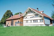 Das ehemalige Pächterhaus steht an schöner Lage mitten im Grünen. Es ist aber in einem baulich schlechten Zustand. Bild: Astrid Zysset