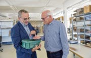 Murghof-Geschäftsführer Rupert Summerauer und Präsident Christian Herrmann schauen sich Werkstücke an. (Bilder: Donato Caspari)
