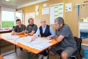 Beat Rüegsegger ist mit René Hitz und Raphael Büchel für die Planung und den Aufbau verantwortlich. Zusammen mit Georges Lüchinger bespricht er die Lage. Bild: Urs Bucher
