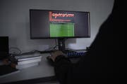 Die Internetkriminalität stellt die kantonal organisierten Strafverfolgungsbehörden vor neue Herausforderungen. (Symbolbild: Christian Beutler/Keystone)