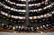 Parlamentarier sitzen waehrend einer vereinigten Bundesversammlung im Nationalratssaal waehrend der Fruehlingssession der Eidgenoessischen Raete, am Mittwoch, 18. Maerz 2009 im Nationalrat in Bern. (KEYSTONE/Peter Klaunzer)