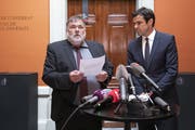 Jean-Paul Gschwind (CVP, JU, links), Präsident der Gerichtskommission, und Matthias Aebischer (SP, BE), Chef der Subkommission, kommentierten den Entscheid, den Bundesanwalt nicht zur Wiederwahl zu empfehlen. (KEYSTONE/Peter Klaunzer)