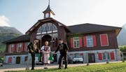 Sie organisieren den Urschweizer Trachtentag 2020 (von links): Obmann Bernd Zieri, Diana Käslin (Administration OK) und OK-Präsident Ueli Amstad vor dem Alten Schützenhaus in Beckenried. (Bild: Corinne Glanzmann, 3. September 2019)
