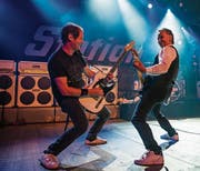 Steve Hoop (links) und Fredy Koller sind das Gitarrenduo, das die Tribute-Band Station Quo musikalisch und showmässig prägt. Hoop hört nun aber auf. (Bild: Marc Riesen)
