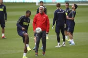 Gute Laune vor dem Charaktertest: Nationaltrainer Vladimir Petkovic schaut Manuel Akanji beim Einwärmen zu. (Bild: Keystone)
