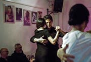 Ein Stück argentinische Heimat mitten in Luzern: Mariano Chiacchiarini im Tangolokal Besito. Bild: Nadia Schärli (23. August 2019)