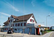Bauvisiere zeigen an, dass die Stunden des Restaurants Sonne im Herzen von Altenrhein gezählt sind. (Bild: Rudolf Hirtl)