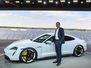 Porsche-Chef Oliver Blume präsentiert mit dem Taycan das erste reine Elektroauto des Sportwagenbauers. (Bild: KEYSTONE/AP DPA/PATRICK PLEUL)