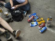 In der Schweiz ist der Verkauf von Bier und Wein an unter 16-Jährige sowie von Spirituosen an unter 18-Jährige gesetzlich verboten. Trotzdem wird bei Testkäufen in rund 30 Prozent aller Fälle gesetzeswidrig Alkohol an Minderjährige verkauft. Symbolbild) (Bild: Keystone/ALESSANDRO DELLA VALLE)