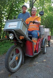 Vor fünf Jahren hat der Werkhof Bruno Birrer (links) das dreirädrige Elektromobil zur Verfügung gestellt. Nun dreht Dani Hausheer mit dem Gefährt seine Runden. (Bild: Rahel Hug, Cham, 3. September 2019)