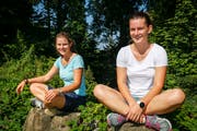 Lea (links) und Annina Krempl im Goldacher Waldstück, wo sie sich oft mit den Pfadi-Kindern aufhalten. (Bild: Rudolf Hirtl)