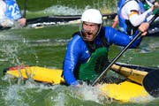 Ein Kanupolospieler versucht, sich in eine gute Position zu bringen. (Bild: PD)