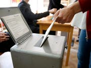 Die Klimabewegung will die Wahlbeteilugung erhöhen: Wählerinnen und Wähler sollen mit einer Gratiszeitung zur Klimathematik für Umweltthemen sensibilisiert werden. (Bild: KEYSTONE/PETER KLAUNZER)