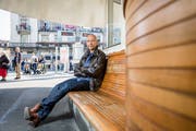 Schriftsteller Tom Zürcher auf dem Paradeplatz in Zürich. Im Zentrum der Schweizer Bankenwelt spielt sein satirischer Roman «Mobbing Dick». (Bild: Sandra Ardizzone)