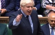 Der britische Premier Boris Johnson am Mittwochabend im Unterhaus. (Bild: EPA)