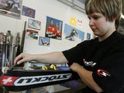 Swiss made: Der Ski-Hersteller Stöckli muss wegen unzulässiger Preisabsprachen mit seinen Händlern eine Busse zahlen. (Bild: KEYSTONE/URS FLUEELER)