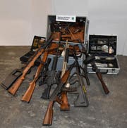 Ein Teil der von der Kantonspolizei St.Gallen sichergestellten Waffensammlung in Degersheim. (Bild: Kapo SG)