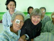 Katharina Zellweger mit einer Gruppe von Nordkoreanerinnen, die sich am Grauen Star operieren liessen und die dank ihrem Hilfswerk zu Linsen kommen. Bild: PD