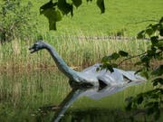 Nessie-Modell im schottischen Drumnadrochit. In Wirklichkeit war das geheimnisvolle Wesen möglicherweise ein monströser Aal. Das legen jedenfalls neue Funde an DNA nahe. (Bild: Keystone/AP/NORM GOLDSTEIN)