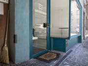 Ein leerstehendes Geschäft in der Altstadt Luzern. Wo eine Erdgeschossfläche ungenutzt sei, entstünden Unbehagen und das Risiko einer Abwärtsspirale zu immer mehr Leerständen, sagt der Schweizerische Städteverband. (Bild: Keystone/ALEXANDRA WEY)