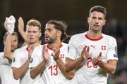 Fabian Schär und Ricardo Rodriguez danken ihren Fans nach dem Match. (Bild: KEYSTONE/Georgios Kefalas)