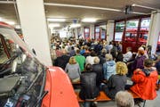 Beim Informationsanlass im Feuerwehrdepot Steckborn zur temporären Asylunterkunft in Steckborn nahmen Dutzende Besucher teil. (Bild: Donato Caspari, 18. August 2016)