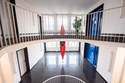 Roman Signers erstes Indoor-Kunstwerk: Das rote Kanu zieht bis heute viele Besucherinnen und Besucher an. (Bild: Urs Bucher - 21. August 2019)