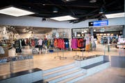 Der erste Pop-up-Store im Säntispark in Abtwil schliesst Ende September. Die Suche nach einem Nachmieter für die 250 Quadratmeter grosse Fläche im Obergeschoss läuft. (Bild: Ralph Ribi)
