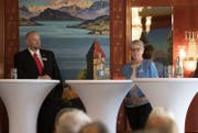 CVP-Präsident Christian Ineichen und SVP-Präsidentin Angela Lüthold während eines Wahlpodiums – mit ernsten Mienen. (Bild: Corinne Glanzmann, Luzern, 25. Mai 2018)