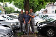Heinz Schadegg, Marcel Lehmann und Markus Ritzinger auf dem Parkplatz, wo an der Wega die Halle 7 steht. (Bild: Sabrina Bächi)