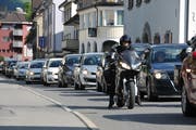 Auch auf der Stansstaderstrasse staute sich der Verkehr während des Einbahn-Versuchs. (Bild: Matthias Piazza, Stans, 8. August 2019)