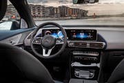 Edles Cockpit: Das Interieur orientiert sich an den jüngsten Innovationen im Bereich der Elektronik. Bild: Aeberli/zvg