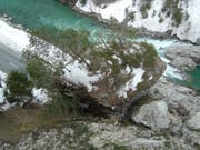 Ein Felspaket von rund 1600 Kubikmetern war Mitte März zwischen Martina und Vinadi im Kanton Graubünden auf die Strasse und in den Inn gestürzt. (Bild: Kanton Graubünden)
