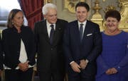 Luciana Lamorgese (links) zusammen mit Staatspräsident Sergio Mattarella, Premierminister Giuseppe Conte und der neuen Landwirtschaftsministerin Teresa Bellanova. Bild: Andrew Medichini/Keystone