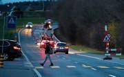 Noch ist es an der Holzhäusernstrasse dunkel, die Kandelaber sind seit März weg. Das soll sich aber bald ändern. (Bild: Stefan Kaiser, Risch, 13. März 2019)