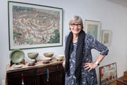 Asiatische Kunst schmückt die Wohnung von Katharina Zellweger in Teufen. Bild: Urs Bucher