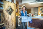 Ursula Bertsch in der Postagentur, die sie seit neun Jahre bei sich zu Hause betreibt. (Bild: Andrea Stalder)