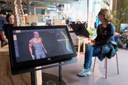 Auf diesen Bildschirmen können die körperlichen Beeinträchtigung digital erfahren werden. (Bild: Boris Bürgisser)