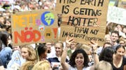 In der heissen Phase des Wahlkampfs gehen die Klimastreiker mit einer Klimazeitung in die Offensive. (Bild: Keystone)