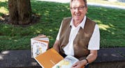 Kläus Sieber ist stolz auf sein Erstlingswerk. Bild: Susi Miara