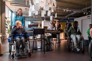 Die Besucher können sich in der fiktiven WG bewegen und sich auch selbst in einen Rollstuhl setzen. (Bild: Boris Bürgisser)