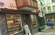Ein fast schon historisches Bild: Die Schaufenster von Praliné Scherrer an der Marktgasse 28 vor ziemlich genau 20 Jahren. (Bild: Regina Kühne - 1. September 1999)