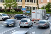 An dieser Kreuzung im Eschenbacher Zentrum sorgt eine Baustelle derzeit immer wieder für Verkehrsprobleme. Eine Umfahrung soll Abhilfe verschaffen. (Archivbild: Philipp Schmidli)