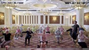 Aerobic in feinem Ambiente: Architektonisches Vorbild des «Palace» ist das Hotel St.Georges in Paris, welches sich wiederum an Versailles anlehnt. (Bild: First Hand FIlms)
