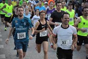 Andreas Herger aus Flüelen (Startnummer 920) setzte sich beim dritten Abendlauf bei den Männern durch. Bei den Frauen triumphierte Maria Christen (Startnummer 732). (Bild: Urs Hanhart, Seedorf, 4. September 2019)