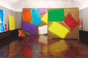 Die Galerie der Villa Langmatt glüht dank den starken Farben und grossen Gesten von Renée Levi. Und doch passt der alte Fauteuil bestens hinein. (Bild: Lee Li/Langmatt)