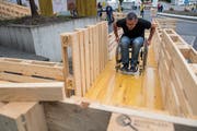 Auch Gregor Stäuble versuchte sich am Rollstuhlparcours vor dem GZI Gebäude. (Bild: Boris Bürgisser, Nottwil, 05. September 2019)