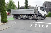Die Unfallstelle mit dem Lastwagen und dem Kickboard. (Bild: Luzerner Polizei)