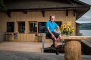 Hansi Burri hat gut lachen: Der neue Imbissstand Bootshaus passt perfekt zu ihm. (Bild: Boris Bürgisser, Sempach, 5. September 2019)