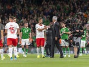 Unmittelbar nach dem Schlusspfiff verabschiedet sich Haris Seferovic von Nationalcoach Vladimir Petkovic (Bild: KEYSTONE/GEORGIOS KEFALAS)